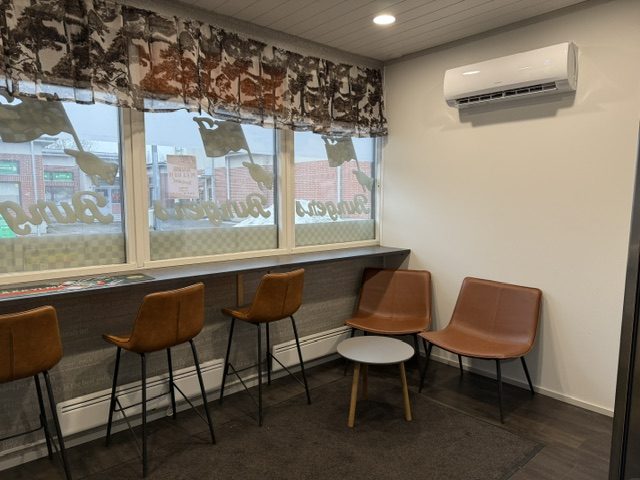 JJ Burgers sisätila ja istuimet